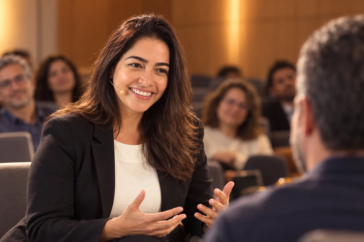 Cena ilustrativa de Juliana interagindo com participantes de uma palestra.